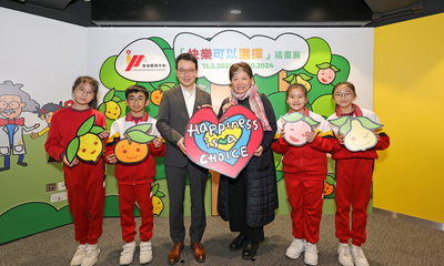 房协行政总裁陈钦勉（左三）与学生及插画师小墨（右三）一同启动以「快乐可以选择」为主题的活动，传播正能量。